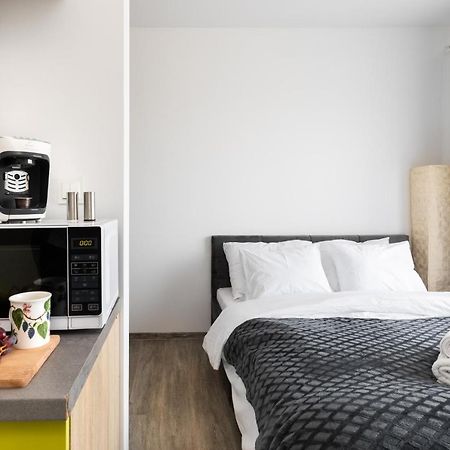 P&O Serviced Apartments - Dionizosa วอร์ซอ ภายนอก รูปภาพ
