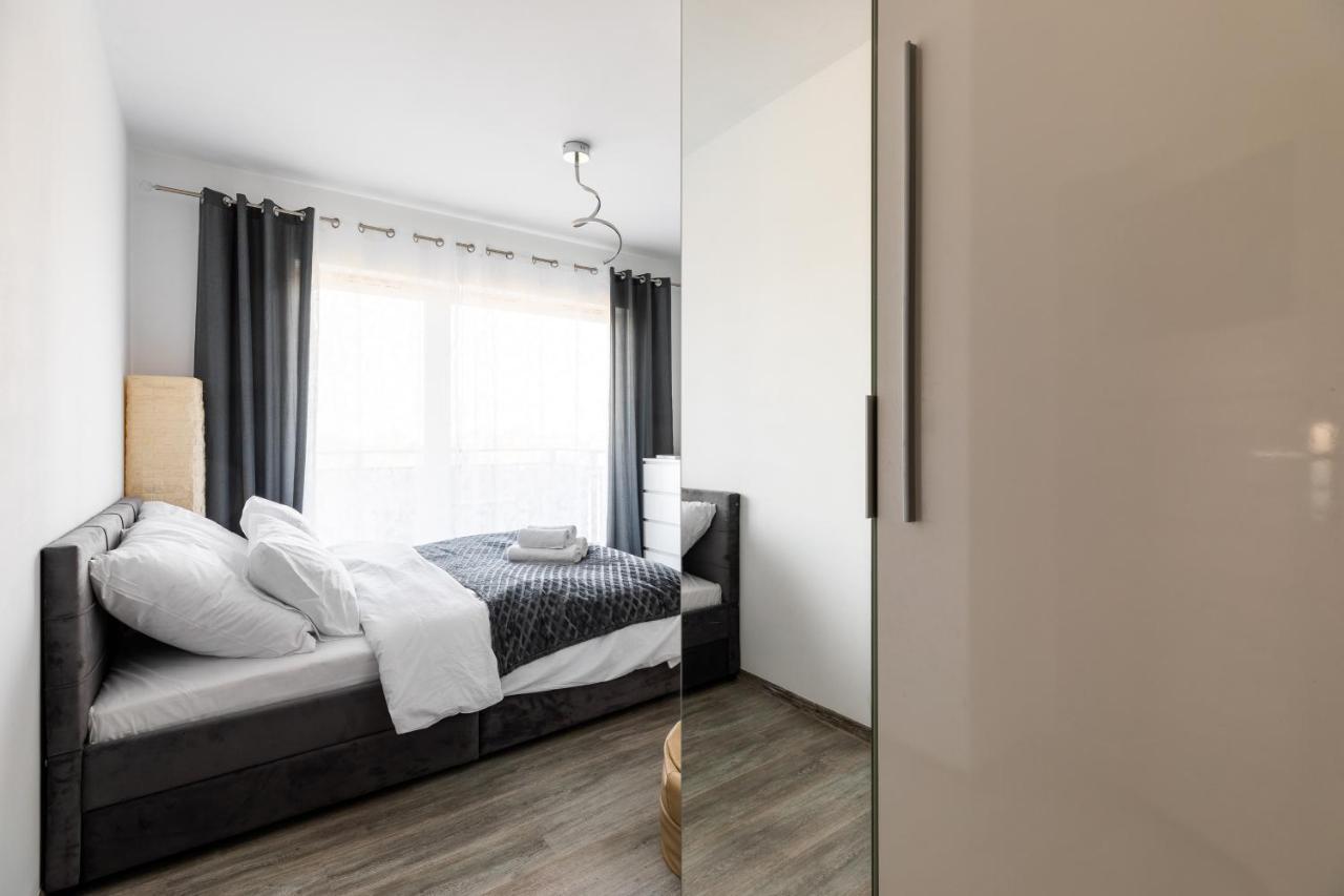 P&O Serviced Apartments - Dionizosa วอร์ซอ ภายนอก รูปภาพ